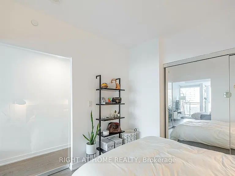 17 Dundonald St #403 — Photo 16