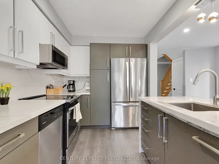 19 Odessa Cres — Photo 8