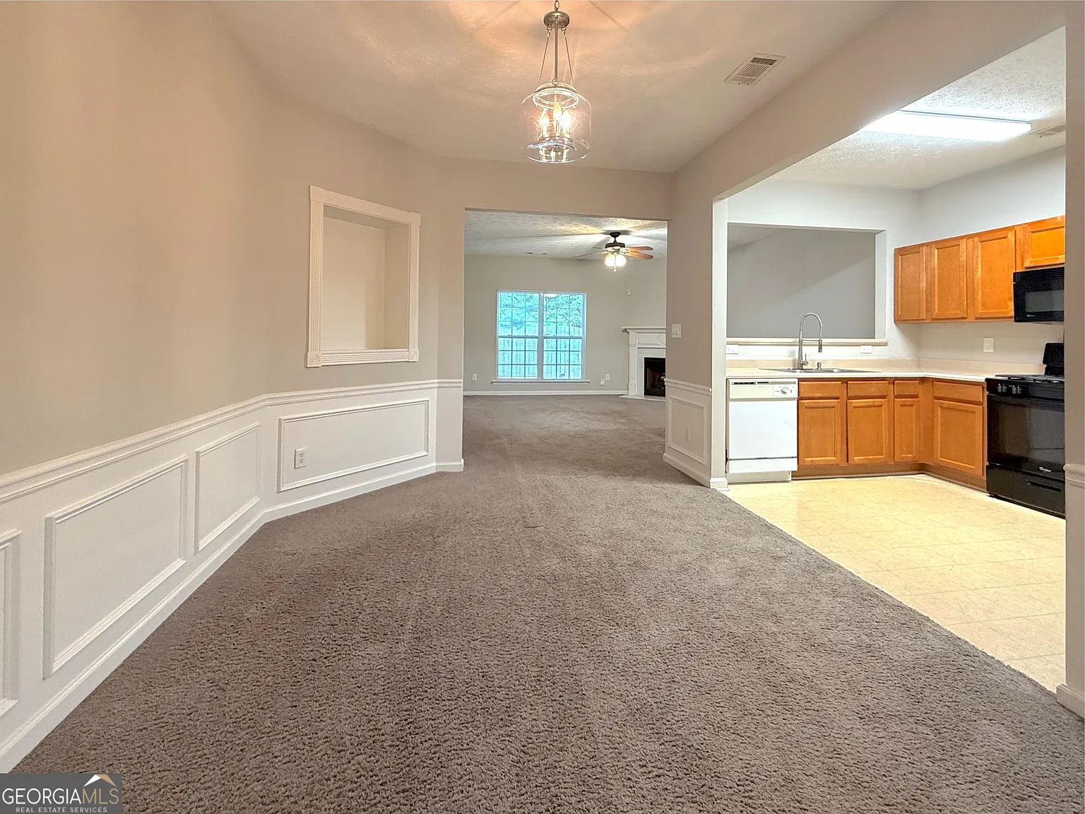 3 bed, 2.5 bath, 1696 sqft, $2,200 — Photo 4