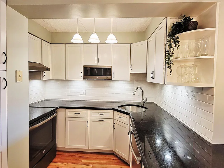 180 Green St #204 — Photo 1