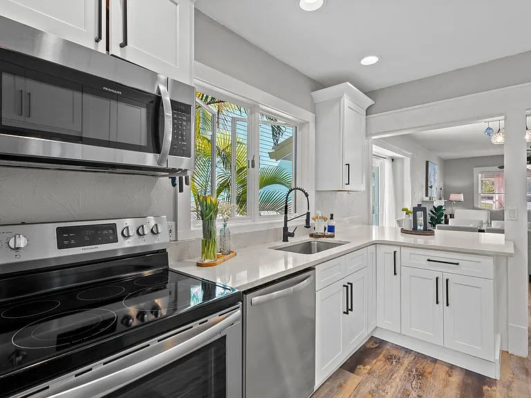 633 Virginia Dr — Photo 15