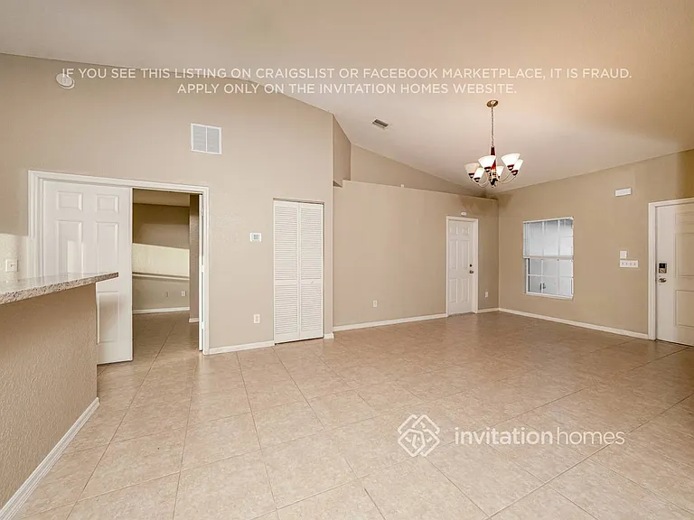 1660 E Breezy Ln — Photo 4