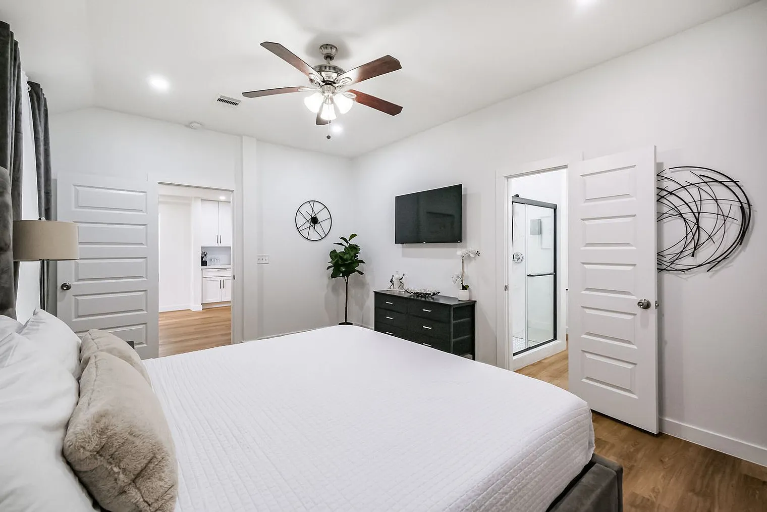 3 bed, 2.0 bath, 1130 sqft, $3,457 — Photo 4