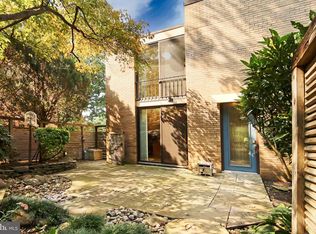 1682 Chimney House Rd, Reston, VA 20190