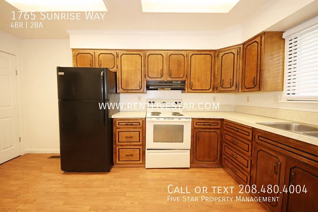 Charming 4 Bedroom Home in the Highland Area! — Photo 4