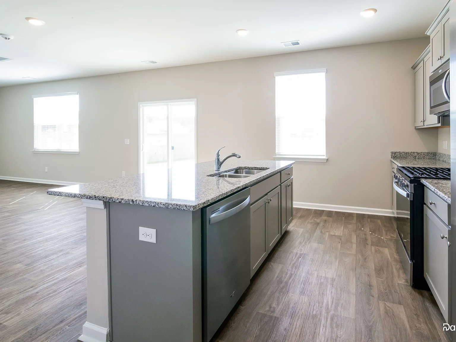 4 bed, 2.5 bath, 2340 sqft, $2,635 — Photo 3
