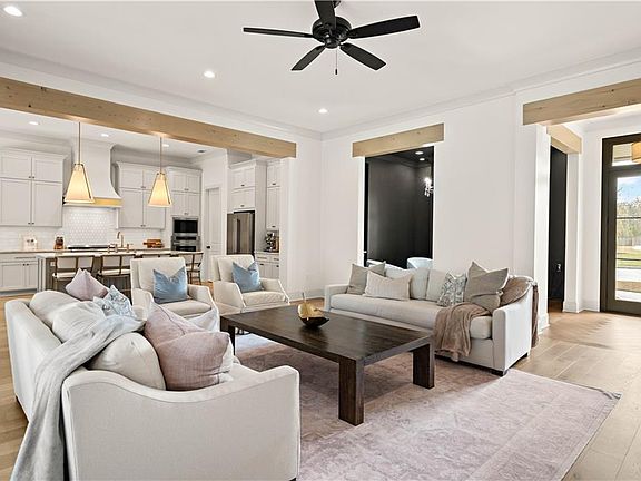 4th image of 407 Rue Charlotte