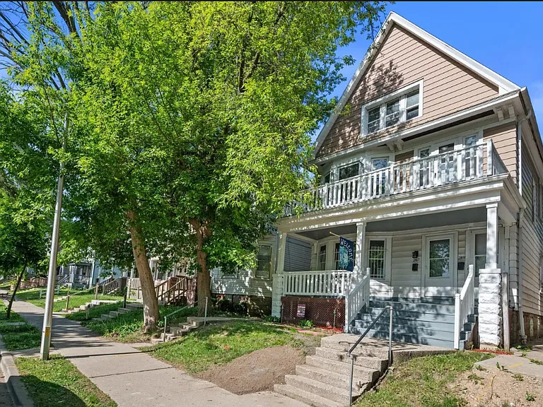 Street View/Porch/Balcony