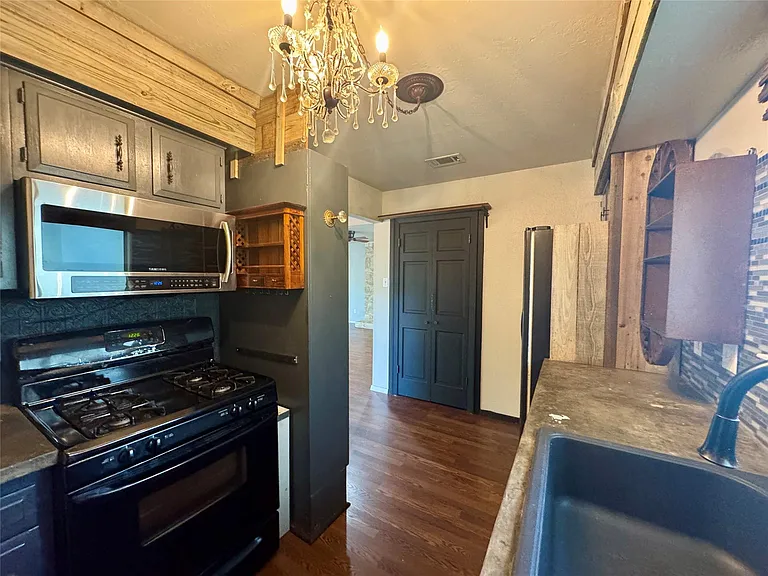 8004 Downing St — Photo 8