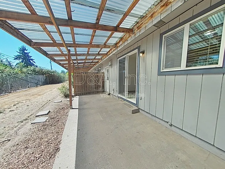 138 NE Conifer Blvd #6 — Photo 8