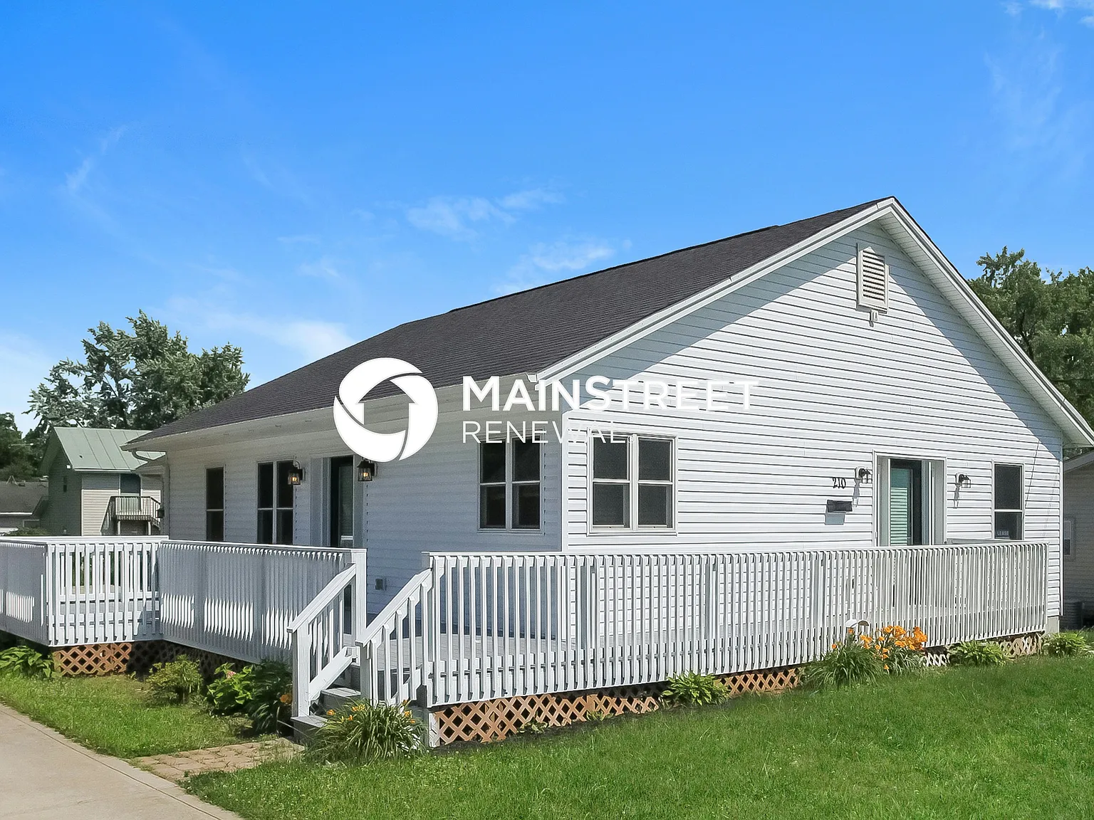 210 Frank St — Photo 2
