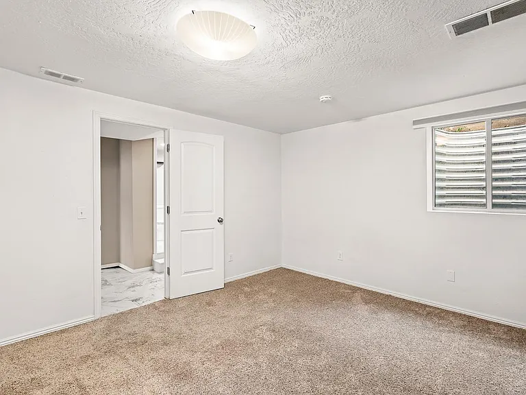 4426 W Irving St — Photo 25