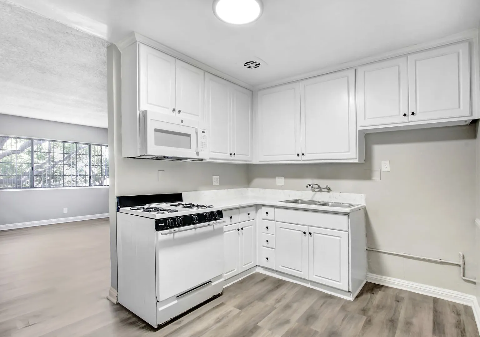 1336 W. Stoneridge Ct. — Photo 1