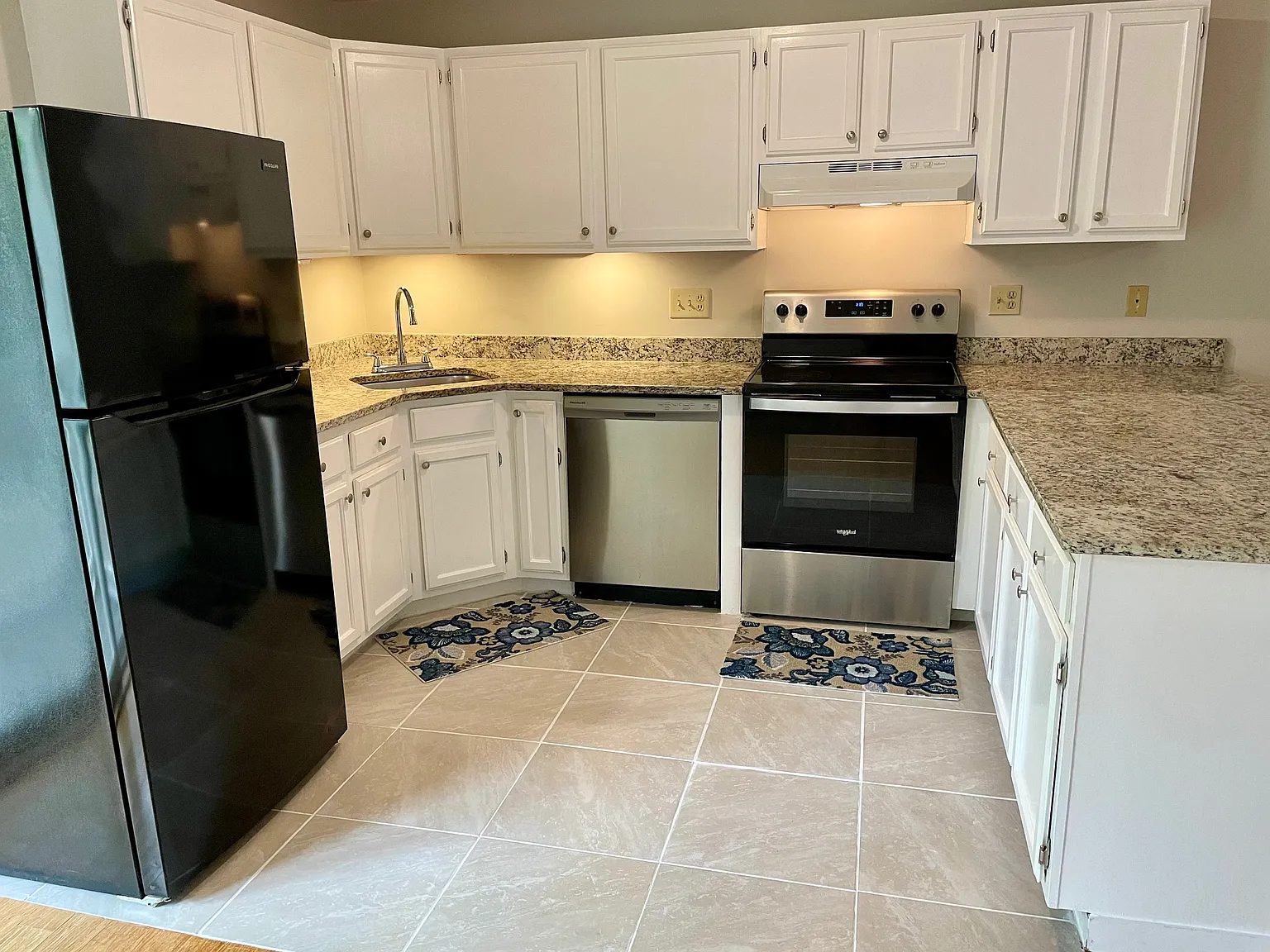 2 bed, 891 sqft, $1,900 — Photo 1