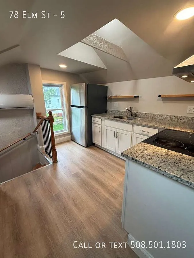 Charming Top-Floor 1BR with Skylights, In-Unit Laundry & Modern Finishes Near Elm Park! — Photo 4