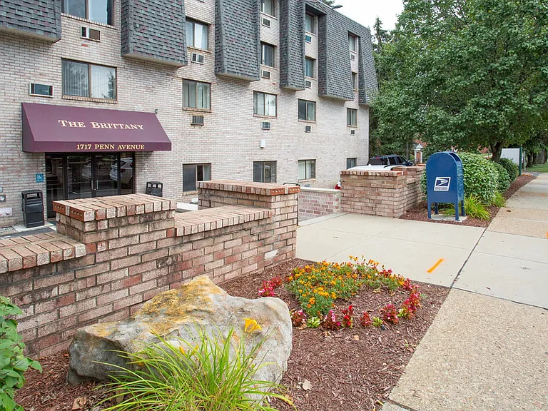 Brittany Apartments — Photo 14