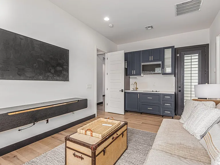 712 E Buist Ave — Photo 27