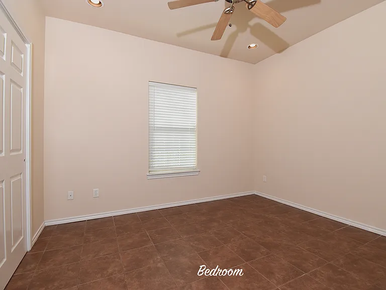 2411 Bryan St — Photo 13