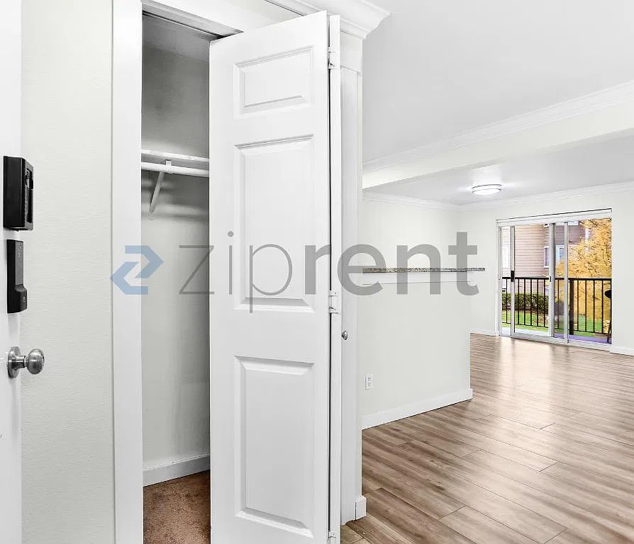 3 bed, 1043 sqft, $2,875 — Photo 2