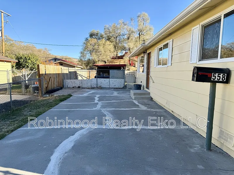 3 bed, 1.0 bath, 960 sqft, $1,600 — Photo 2