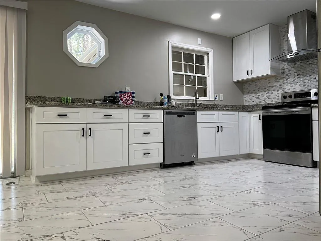 4 bed, 3.0 bath, 2950 sqft, $2,995 — Photo 3