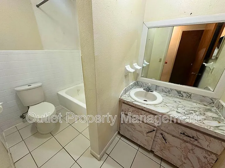 325 N 5th St #5 — Photo 5