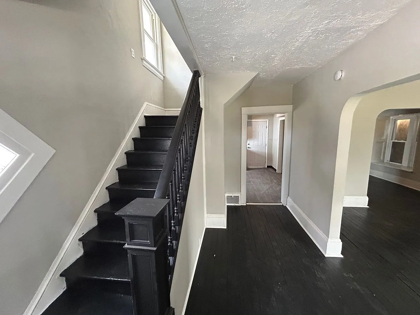 Charming 3-Bedroom Property in Prime Location — Photo 3