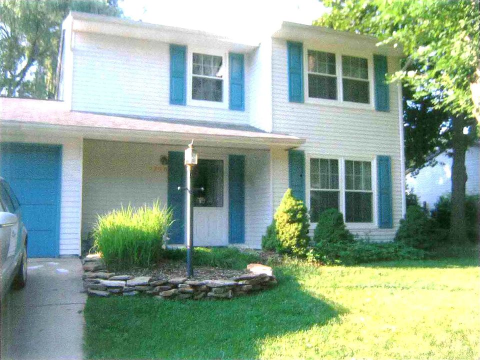 Front of house with driveway and garage