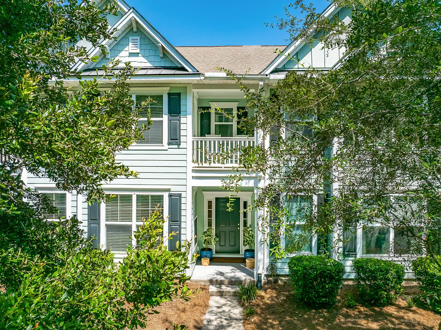 4 bed, 2.5 bath, 2051 sqft, $3,400 — Photo 2