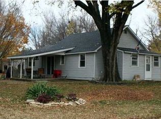 118 W 5th St, Douglass, KS 67039