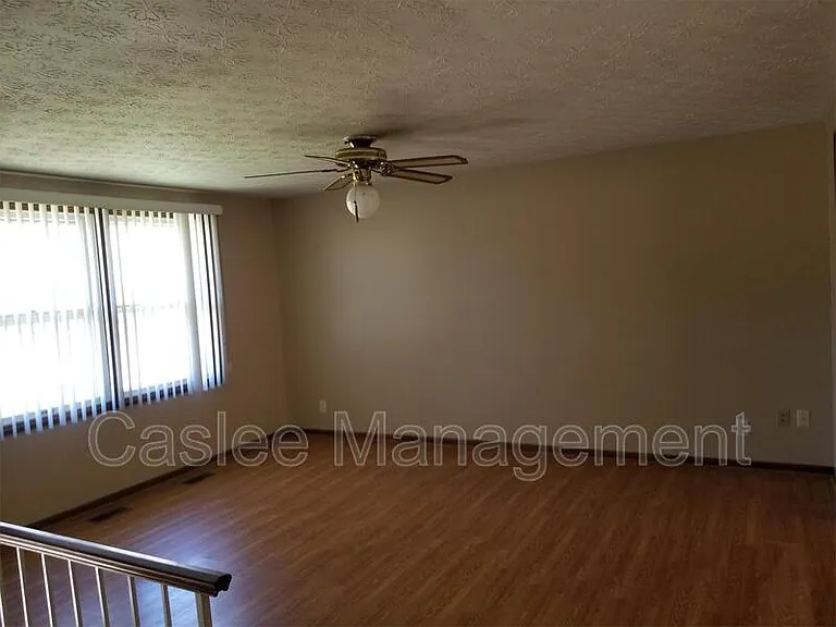 1049 Deleone Dr — Photo 3