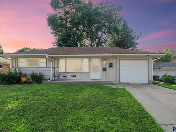 1909 S Blauvelt Ave, Sioux Falls, SD 57105