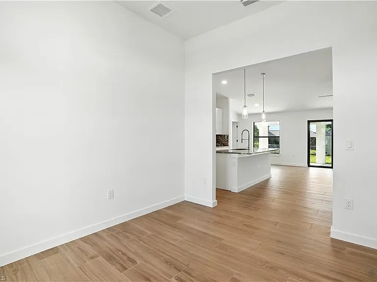 2607 38th St SW — Photo 14