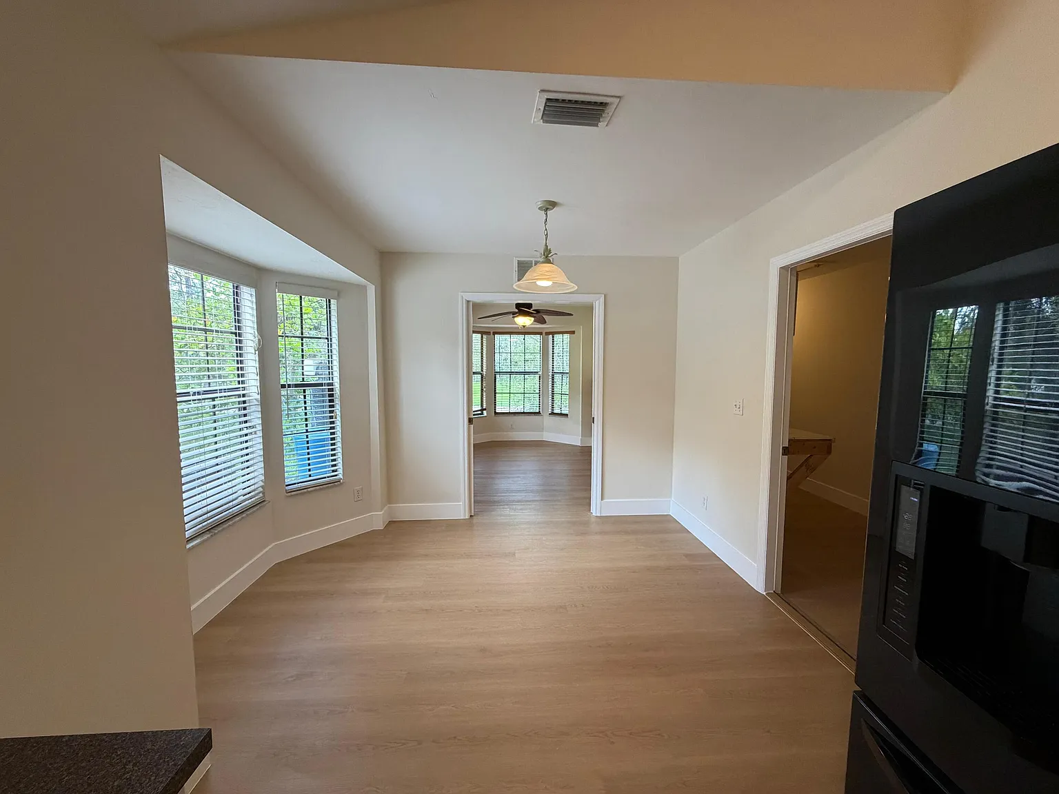 3 bed, 2.0 bath, 1637 sqft, $3,200 — Photo 4