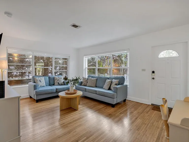1031 NE Little River Dr — Photo 3