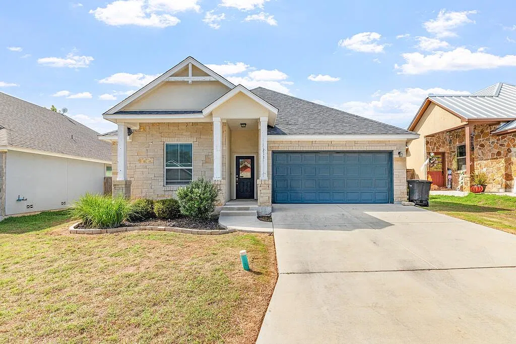 4 bed, 1946 sqft, $2,600 — Photo 1