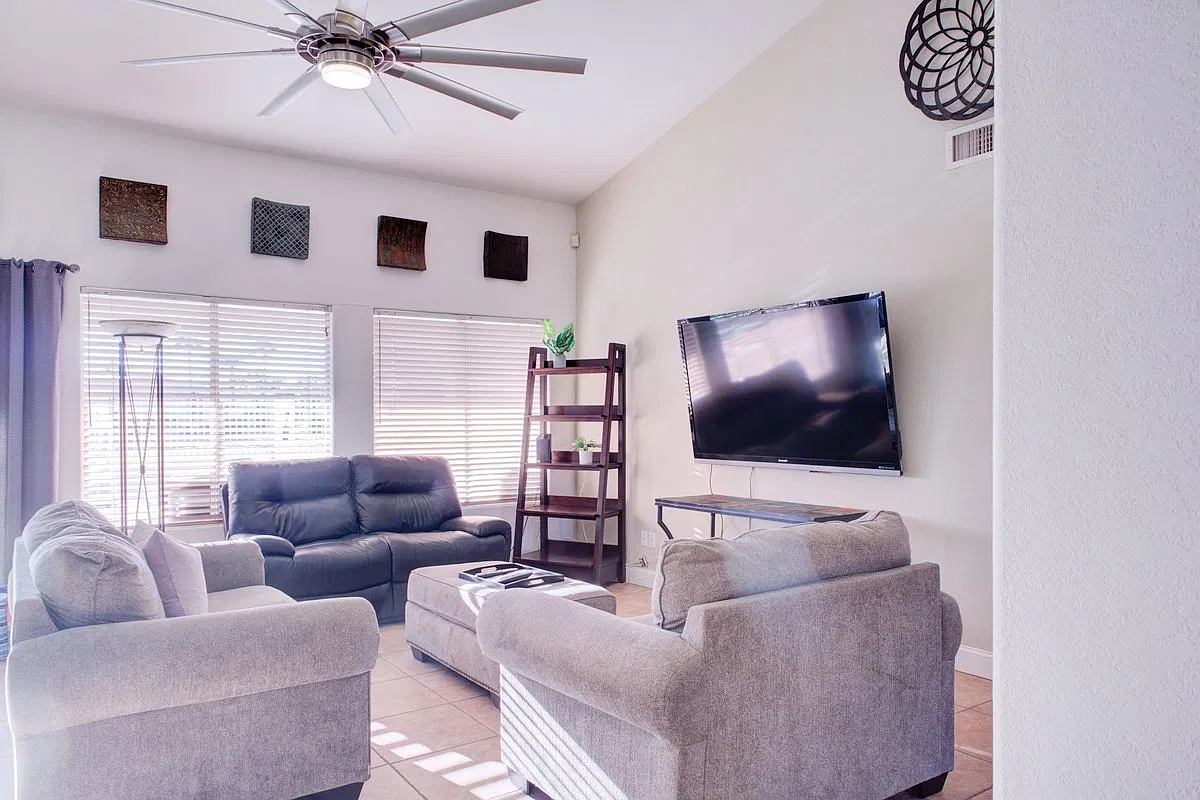 4 bed, 2210 sqft, $2,800 — Photo 3