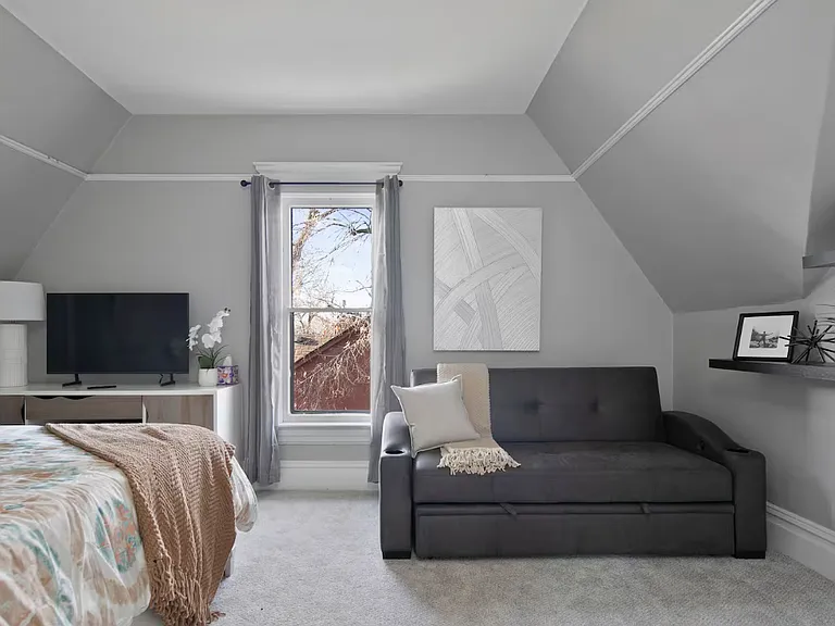 1216 W Franklin St — Photo 18