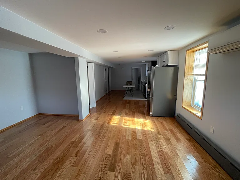 2544 Yates Ave — Photo 2