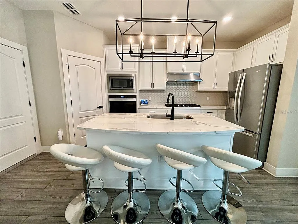 4 bed, 2.5 bath, 1817 sqft, $3,200 — Photo 4