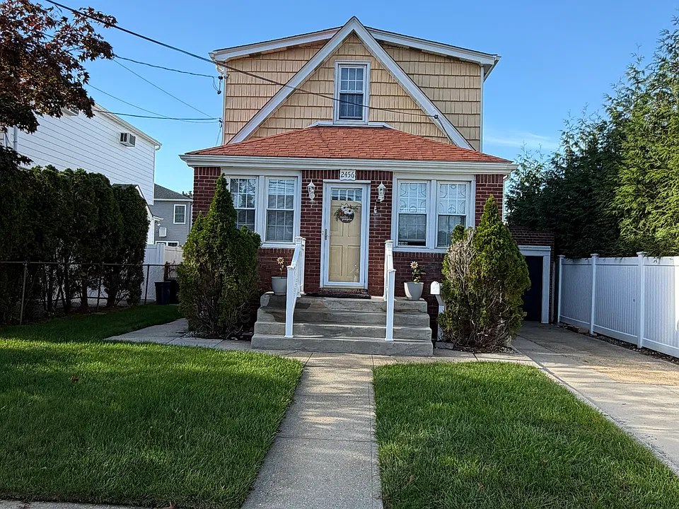 2456 Gladmore St