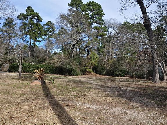View of the front yard of the second lot, the one on the right side of the home.