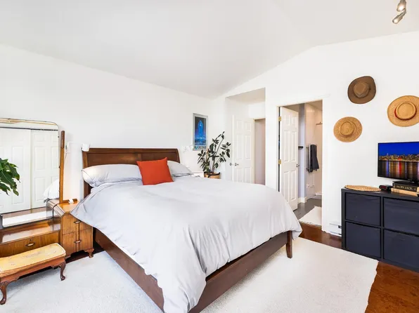 1528 Bowser Ave #303, North Vancouver, BC V7P 2Y3