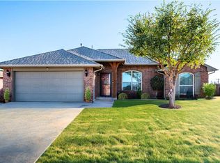 712 Apple Tree Ln, Moore, OK 73160