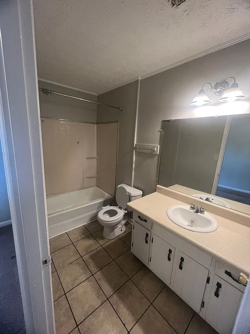 2 Bedroom, 1 Bathroom in Carrollton City — Photo 3