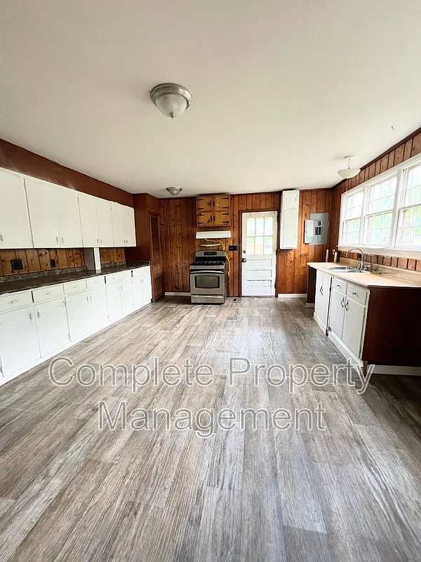 3 bed, 1.0 bath, 1299 sqft, $1,000 — Photo 3