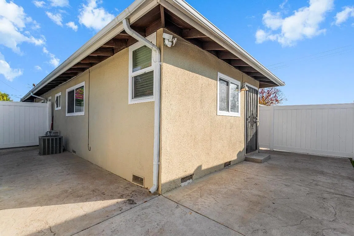 1639 W Roseburg Ave - A — Photo 1