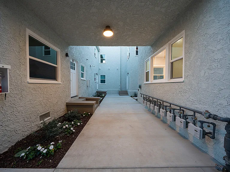 1820 E 2nd St #11 — Photo 4