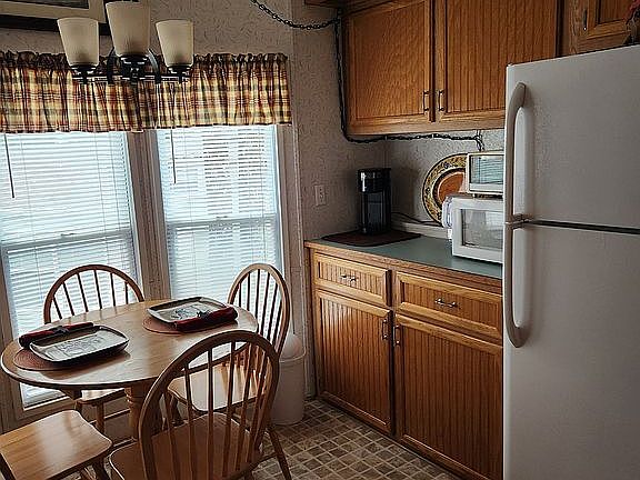 4th image of 13 Riviera Dr