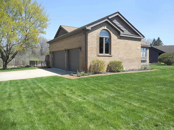 10690 Oxbow Heights Dr, White Lake, MI 48386